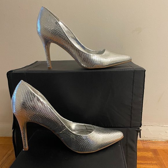 Rampage Silver Snakeskin Pointy Heels - Size 8 - Picture 2 of 6